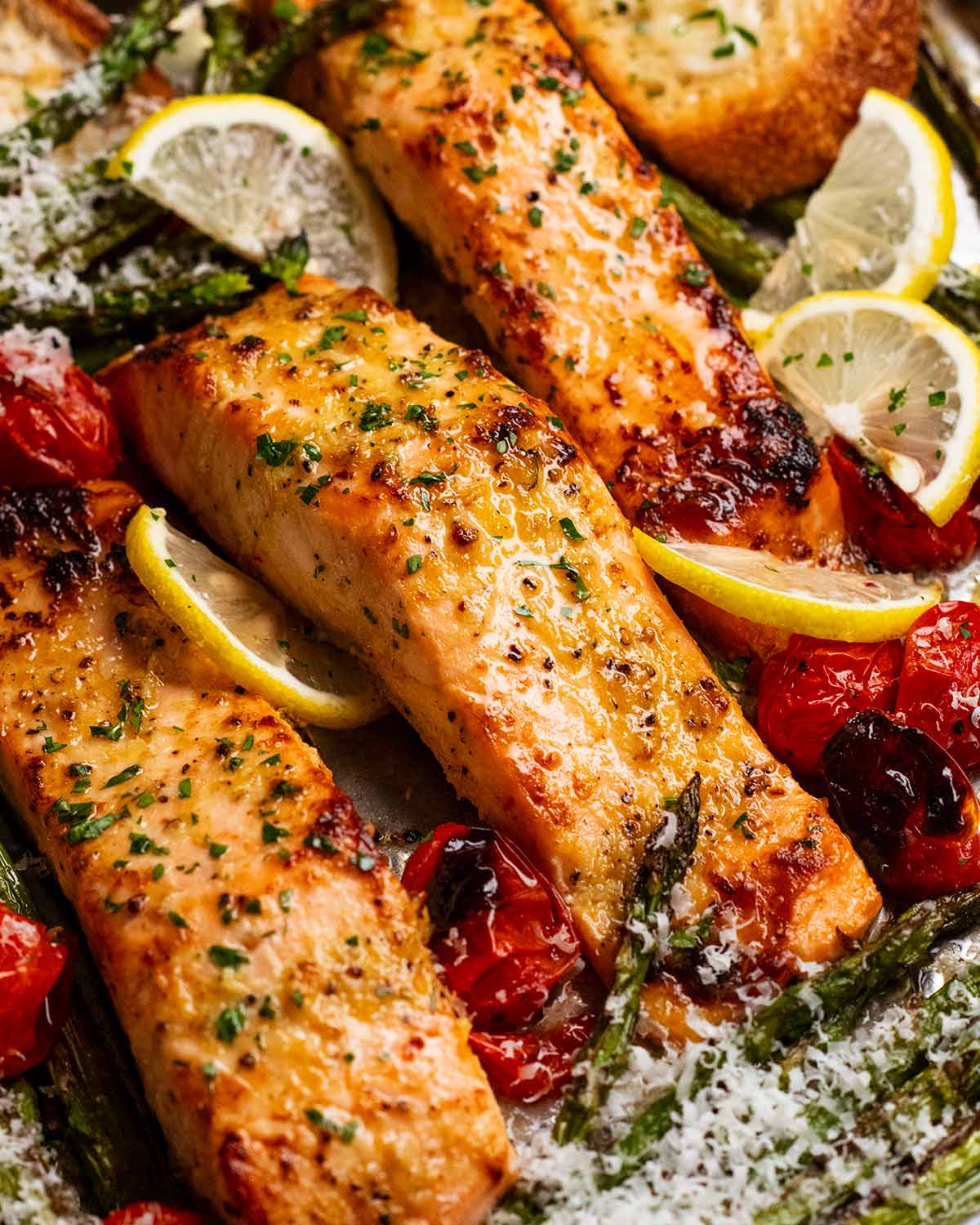 Lemon garlic salmon tray bake – easy & healthy!